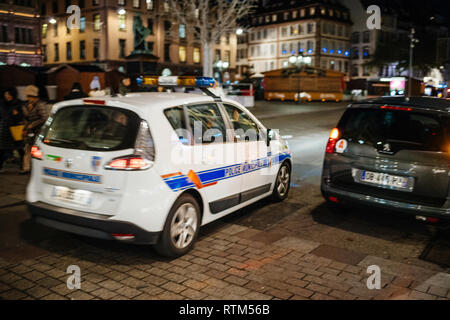 STRASBOURG, FRANCE - NOV 23, 2017 : In Motion defocused voiture de police française de surveillance et de préparation du marché de Noël dans les rues de la ville française de Strasbourg Banque D'Images