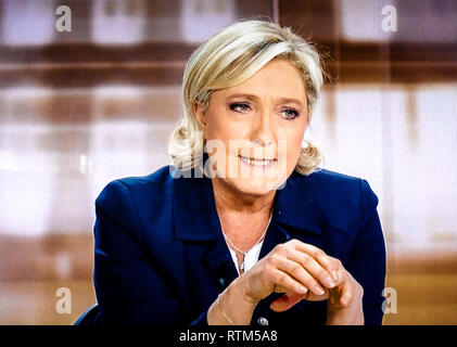 PARIS, FRANCE - 3 mai 2017 : Marine Le Pen - les candidats à l'élection présidentielle française à la France 2 Télévision débat avec Emmanuel Macron Banque D'Images