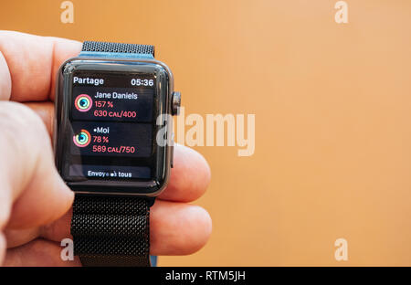 PARIS, FRANCE - Sep 22, 2017 : Nouveau Apple Regarder la série 3 est en vente dans l'Apple Store avec l'activité de partage de données avec vos amis holding watch Banque D'Images