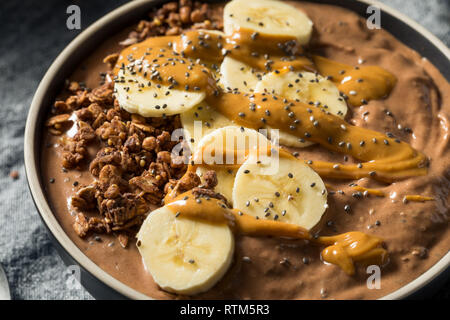 Smoothie au chocolat maison bol avec du beurre d'arachide et banane Banque D'Images
