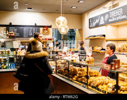 STRASBOURG, FRANCE - NOV 21, 2017 : l'achat du kougelhof des gâteaux et du pain dans une boulangerie artisanale allemande Dreher, dans le centre de Strasbourg, Alsace Banque D'Images