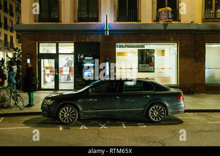 STRASBOURG, FRANCE - NOV 21, 2017 : Skoda Superb voiture garée en face de la Société Générale en direction de la place Gutenberg, Strasbourg Alsace Banque D'Images