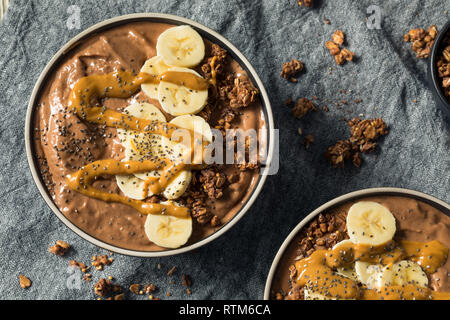 Smoothie au chocolat maison bol avec du beurre d'arachide et banane Banque D'Images