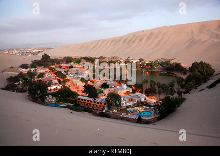 Vue Huacachina au crépuscule, une oasis dans le désert du Pérou qui offre le confort aux touristes Banque D'Images