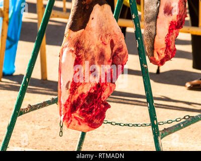 Jambon cru espagnol dans la rue à une fête populaire dans un village de l'Espagne Banque D'Images