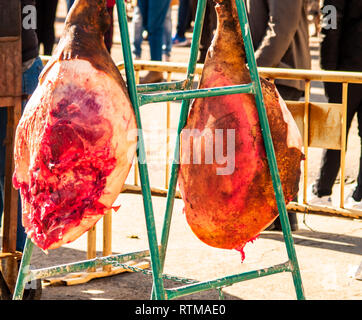 Jambon cru espagnol dans la rue à une fête populaire dans un village de l'Espagne Banque D'Images