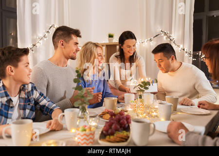 Happy Family Birthday party at home Banque D'Images