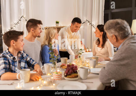 Happy Family Birthday party at home Banque D'Images
