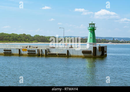 Les touristes admirant le port (vue depuis l'ouest de brise-lames et phare, Gdansk, Pologne, Europe Banque D'Images