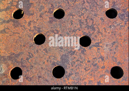 La texture de old rusty metal sheet avec les trous. Banque D'Images