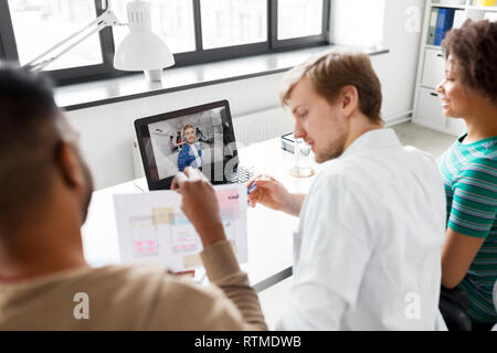 Équipe de création vidéo conférence à l'office d'avoir Banque D'Images