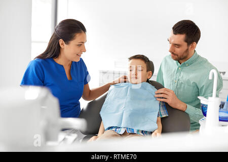 Femme avec un dentiste Clinique dentaire au patient pour enfants Banque D'Images