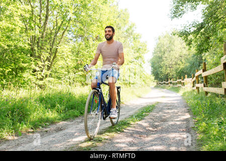 Man riding fixie vélo au parc d'été Banque D'Images