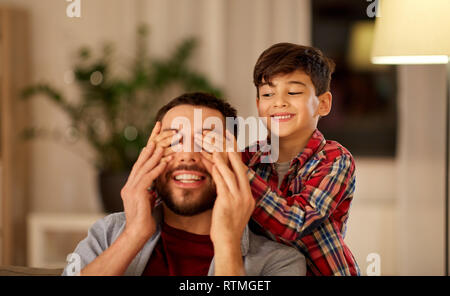 Heureux père et petit fils jouer à la maison Banque D'Images