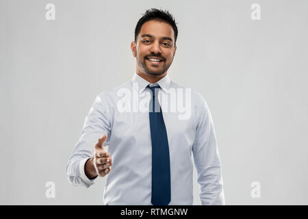 Indian businessman stretching hand for handshake Banque D'Images