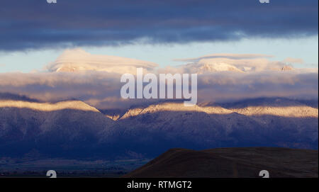 Les nuages se forment les calques comme une tempête efface dans la Mission montagne au-dessus du village de Saint Ignace, dans l'ouest du Montana Banque D'Images