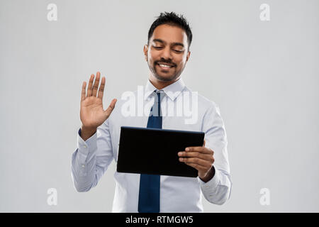 Homme d'affaires indien ayant appel vidéo sur tablette Banque D'Images