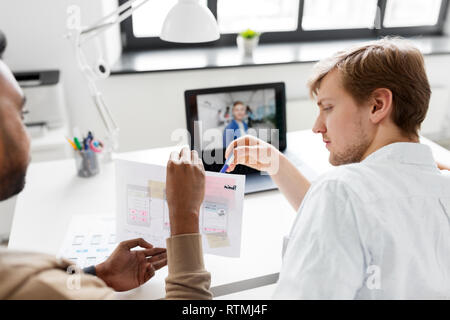 Équipe de création vidéo conférence à l'office d'avoir Banque D'Images