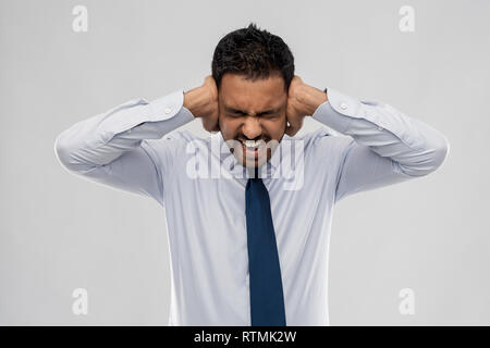 Screaming woman couvrant les oreilles avec les mains Banque D'Images