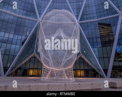 Wonderland sculpture de Jaume Plensa dans l'avant de la tour avant le 6 novembre 2016 à Calgary, Alberta, Canada. Jaume Plensa est un Catalan Espagnol Banque D'Images