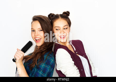 Teenage Girls singing à brosse et s'amuser Banque D'Images