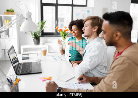 Équipe de création vidéo conférence à l'office d'avoir Banque D'Images