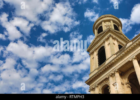 L'église Saint-Sulpice est une église catholique romaine situé dans le 6ème arrondissement de Paris près de la rue Bonaparte et du Jardin du Luxembourg. Banque D'Images