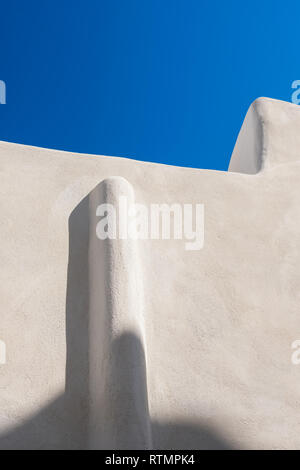 Mur Blanc d'une maison traditionnelle des Cyclades sur l'île de Paros, Cyclades, en Grèce. Fond abstrait architecture Banque D'Images