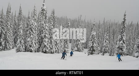 Les touristes le ski à Sun Peaks Resort, Sun Peaks, Kamloops, British Columbia, Canada Banque D'Images