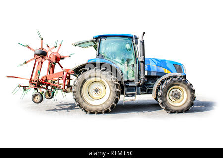 Tracteur puissant avec une grande herbe tedder . Isolé photo. Équipement nécessaire pour une exploitation laitière. Banque D'Images