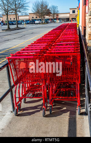 Shot vertical d'un rouge vif des chariots à l'extérieur d'une épicerie. Banque D'Images