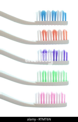 Vue côté vertical shot de cinq brosses à dents colorés empilés avec poignées blanc isolé sur blanc. Banque D'Images