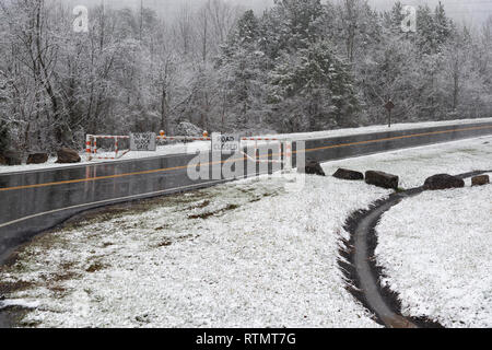 Plan horizontal d'une montagne enneigée route fermée en raison du mauvais temps. Banque D'Images