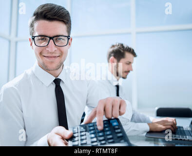 Smiling agréés de discuter des rapports à l'office Banque D'Images