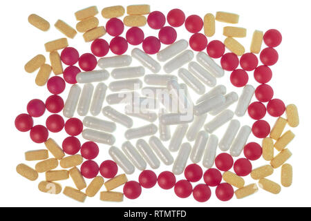 Coup horizontal de rouge, blanc et jaune comprimés comprimés et gélules dans un modèle circulaire isolé sur blanc. Banque D'Images