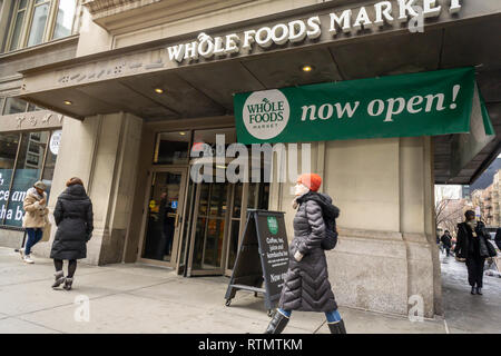 Une miniature Whole Foods Market dans le quartier de Chelsea, New York le jour de l'ouverture, Vendredi, Mars , 2019. Situé dans l'ancien espace occupé par l'ensemble des aliments et produits de santé beauté l'emplacement miniature vend des collations et des aliments préparés ainsi que l'organisation d'un café et bar kombucha. Amazon, le propriétaire de Whole Foods Market, a annoncé qu'il va être l'ouverture d'une chaîne de supermarchés avec un prix plus bas que WFM et avec un encombrement moindre, bien que pas aussi petit que ce magasin. (Â© Richard B. Levine) Banque D'Images