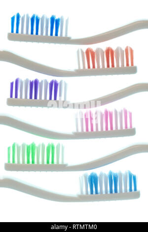 Vue côté vertical shot d'une variété de brosses à dents colorés avec poignées blanc isolé sur blanc. Banque D'Images