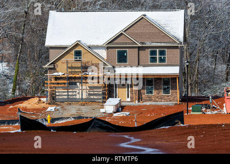 D'un coup horizontal de deux étages d'hiver accueil du site de construction. Il y a de la neige sur le toit et les arbres derrière la maison en construction. Banque D'Images