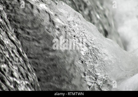 Fragment de la cascade en hiver. La projection d'eau gelée dans le contexte des jets d'eau tombant d'un énorme Banque D'Images