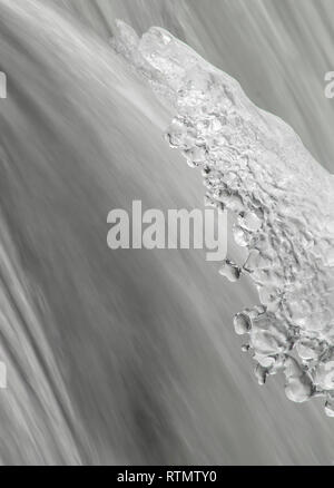 Fragment de la cascade en hiver. La projection d'eau gelée dans le contexte des jets d'eau tombant d'un énorme Banque D'Images