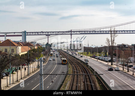 Lisbonne, Portugal- Vers février, 2019 : Cityspace vue. La ligne de train, la route et le pont Vue de dessus Banque D'Images