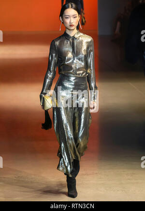 New York, New York - Février 08, 2019 : A model Cushnie Automne Hiver 2019 au Fashion Show Banque D'Images