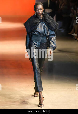 New York, New York - Février 08, 2019 : A model Cushnie Automne Hiver 2019 au Fashion Show Banque D'Images