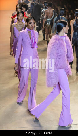 New York, New York - Février 08, 2019 : Modèles à pied sur la piste de l'Automne Hiver 2019 Cushnie Fashion Show Banque D'Images