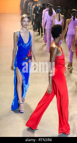 New York, New York - Février 08, 2019 : Modèles à pied sur la piste de l'Automne Hiver 2019 Cushnie Fashion Show Banque D'Images