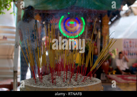 PHNOM PENH, Cambodge - 13 décembre 2018 : Close up photo de beaucoup d'encens brûlant du Wat Phnom à Phnom Penh, Cambodge Banque D'Images