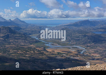 En voyant le Rio Ibanez et Villa Cerro Castillo, d'Aysen, en Patagonie, au Chili Banque D'Images