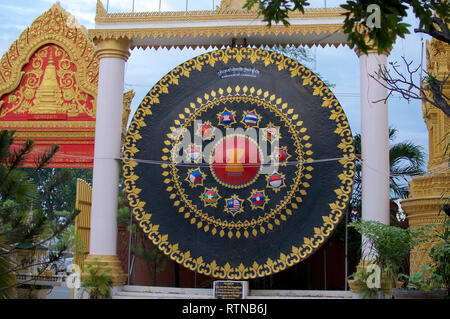 L'énorme Gong au Wat Ounalom à Phnom Penh, Cambodge Banque D'Images