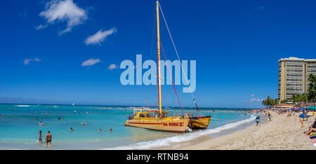 Un catamaran attendent les touristes à la plage de Waikiki, le 3 août 2016 à Honolulu. Les catamarans constituent une activité touristique très populaire à la plage de Waikiki et à offrir Banque D'Images