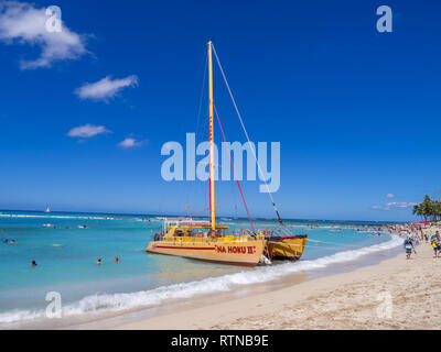 Un catamaran attendent les touristes à la plage de Waikiki, le 3 août 2016 à Honolulu. Les catamarans constituent une activité touristique très populaire à la plage de Waikiki et à offrir Banque D'Images